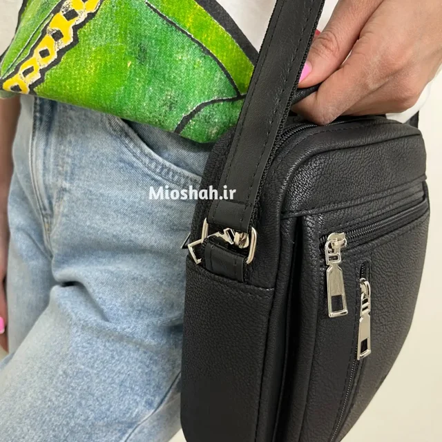 نمای نزدیک استایل کیف دوشی مردانه اسپرت چرم مصنوعی مشکی | کد jp801