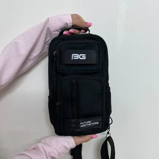 بادی بگ اسپرت مردانه مشکی کد BG2030 توی دست