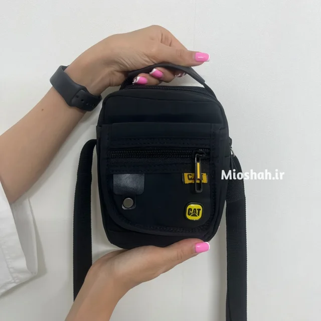 کیف دوشی اسپرت کوچک مشکی کد CAT1816 توی دست