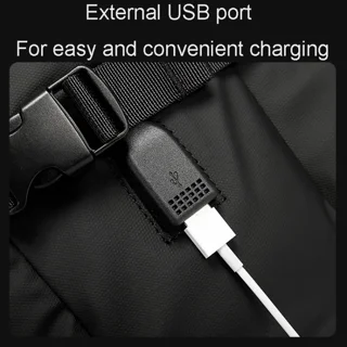 نمای نزدیک از پورت usb کوله پشتی بنج BG-2892