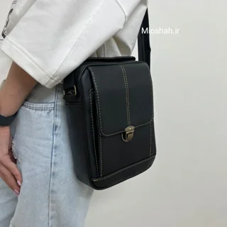 نمای کناری کیف دوشی مردانه با جای موبایل رنگ مشکی
